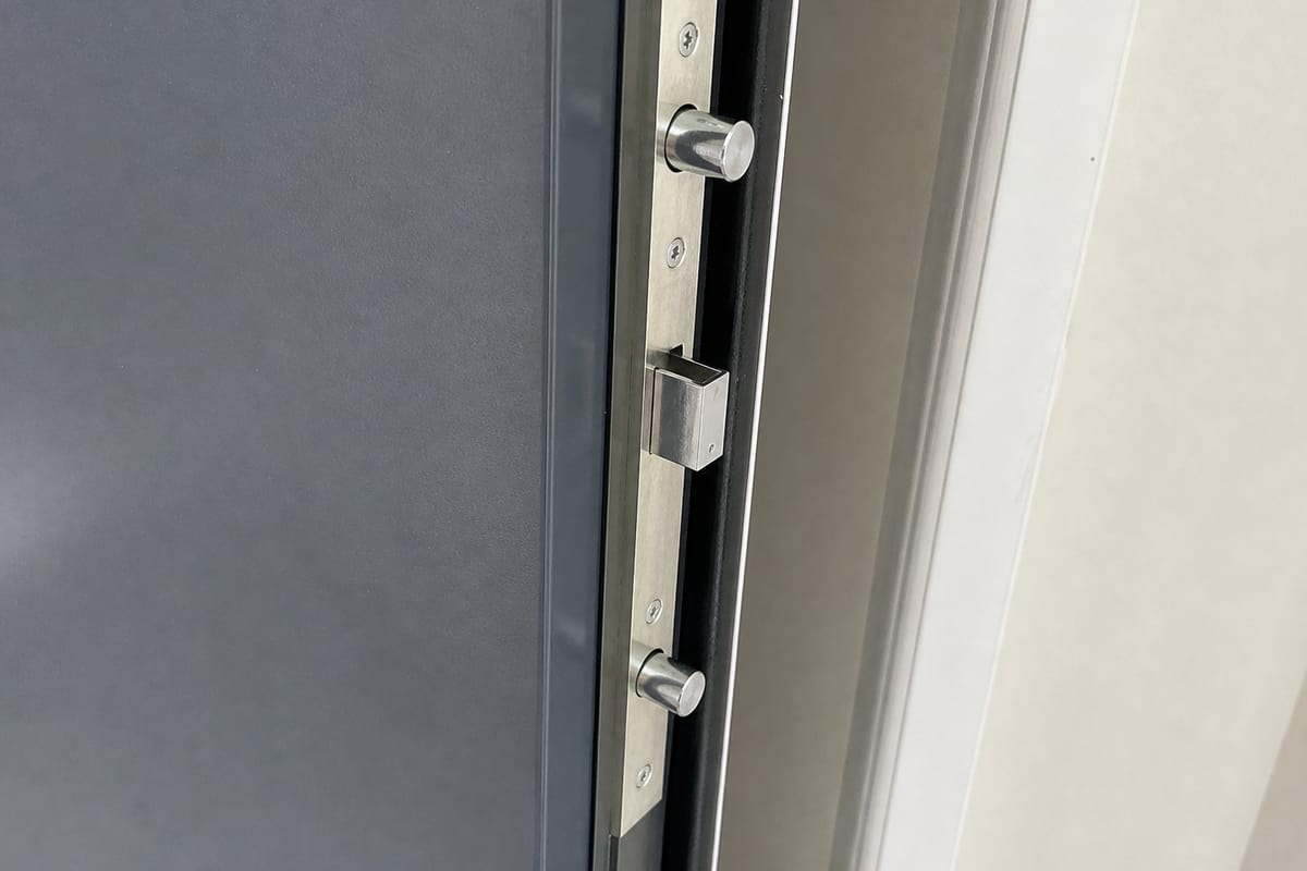 détail d'une serrure multipoints neuve posée