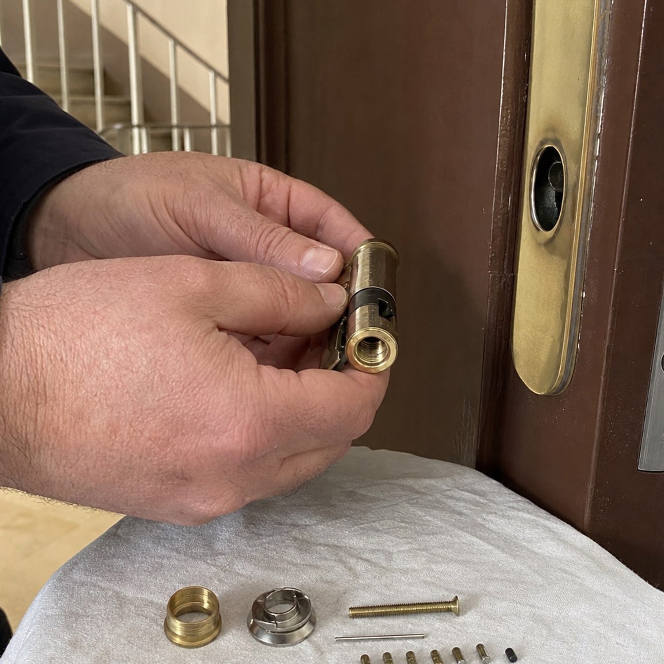 mains démontant un cylindre pour inspection