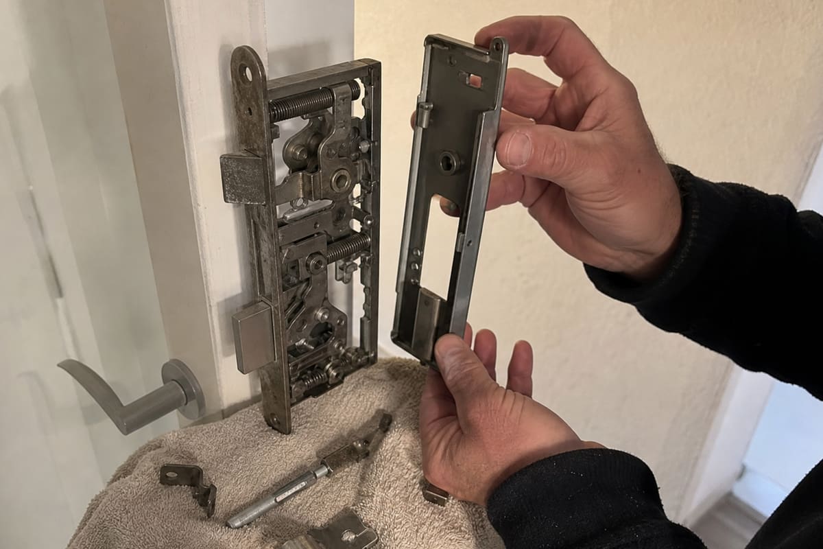 mains ouvrant boîtier pour réparer une serrure